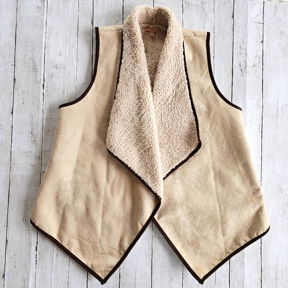 Gibson Latimer Jackets & Blazers - Gibson Latimer Fall Faux Suede & Sherpa Lined Tan/Cream Asymmetrical Flowy Vest
